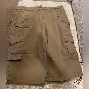 Womens Burberry cargo shorts size 10 new without tags